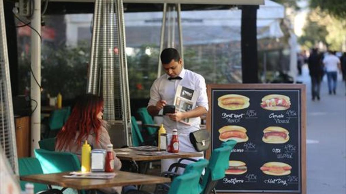 Un camarero, en una terraza de la Rambla.