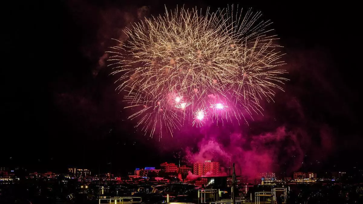 Peonías y crisantemos de pólvora sobre la bahía de Sant Antoni