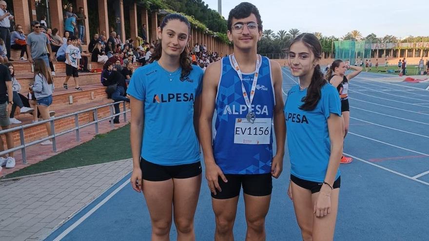 El medallista con sus compañeras del CA Gandia Alpesa tras el Provincial