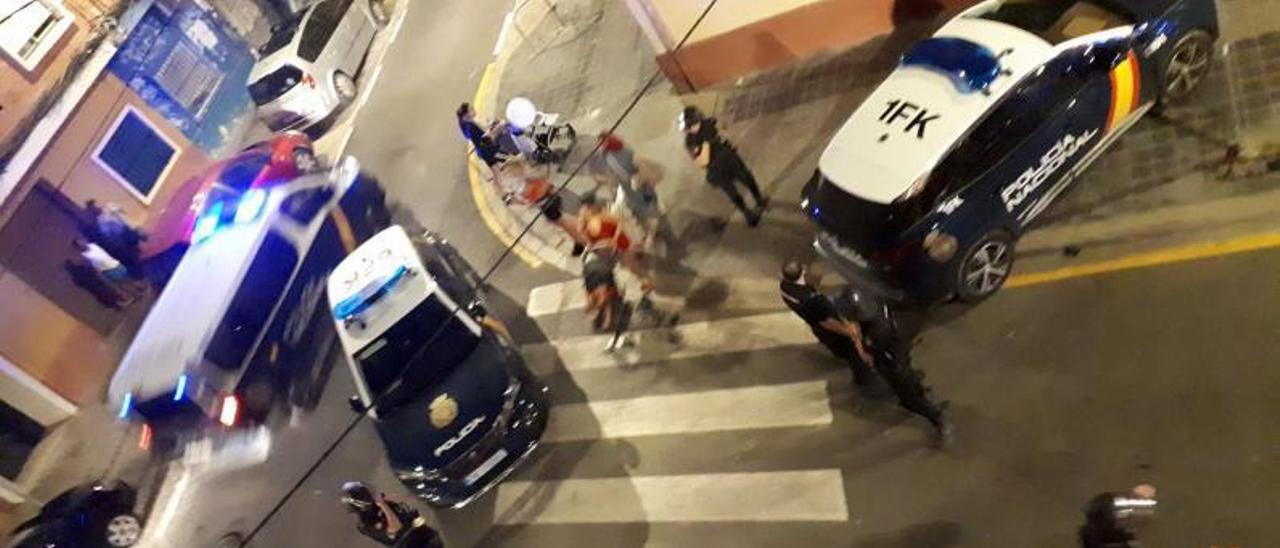 La Policía actúa ante una pelea en Orriols el pasado sábado por la noche.  | LEVANTE-EMV