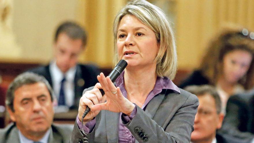 La consellera Núria Riera ayer en el Parlament negando el escándalo.