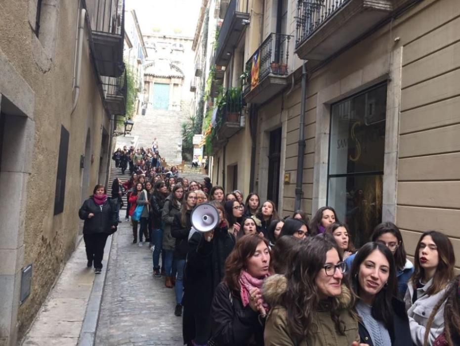Cadena humana a Girona amb motiu de la vaga feminista