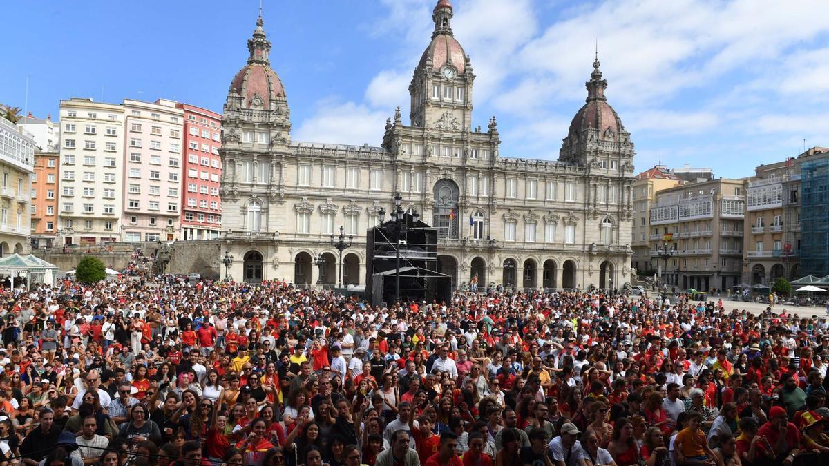 Aficionados de la selección española, en la plaza de María Pita en 2023 para ver la final del Mundail femenino