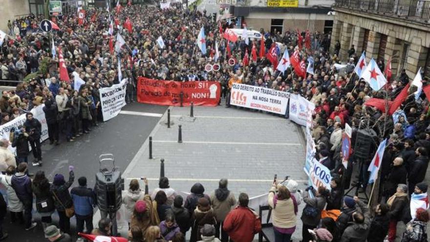 La manifestación de la CIG en A Coruña, en la que participaron más de 5.000 personas, a su llegada a la Subdelegación del Gobierno. / f. martínez