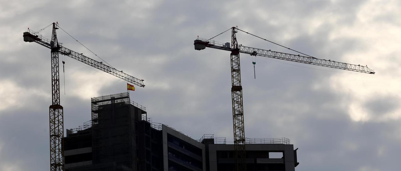 Obras de construcción de un bloque de viviendas en la avenida Soria de Zaragoza.