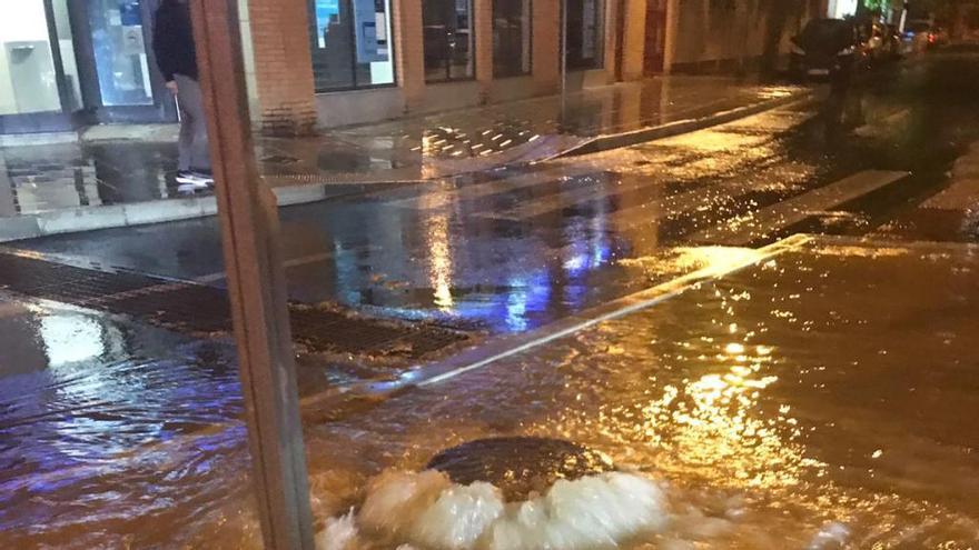 La lluvia hace saltar las trapas en la calle Lo Torrent pese a la obra de pluviales
