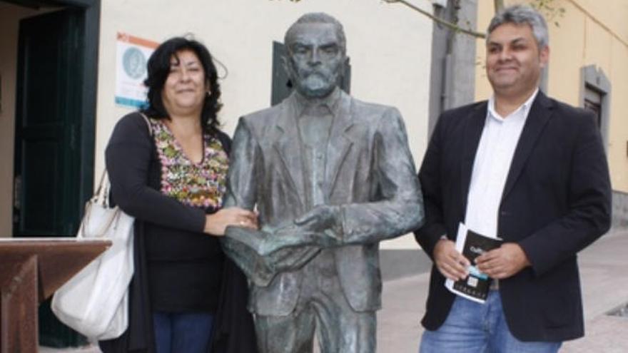 Juan Jiménez y la escritora Almudena Grandes junto a la figura de Unamuno.