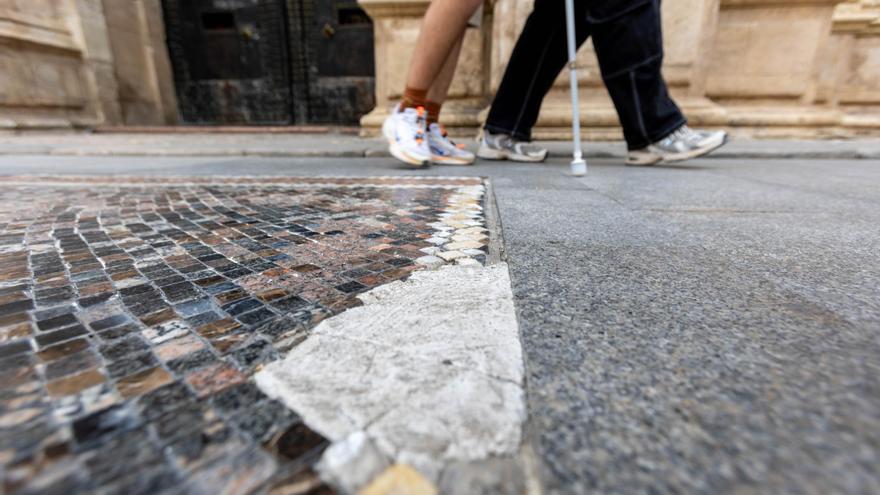 Los mosaicos de Sixto Marco se deterioran desde hace un año a las puertas de Santa María