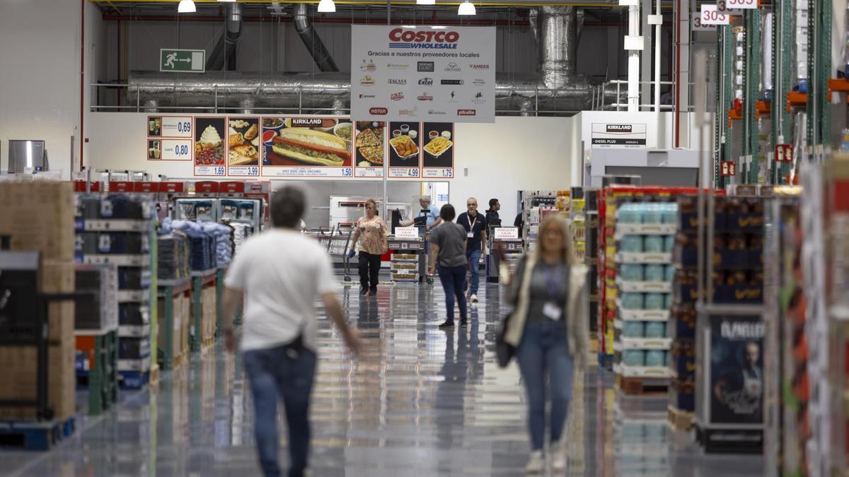 En imágenes | Los secretos del híper de Costco en Zaragoza: formatos XXL, precios bajos y hasta lingotes de oro