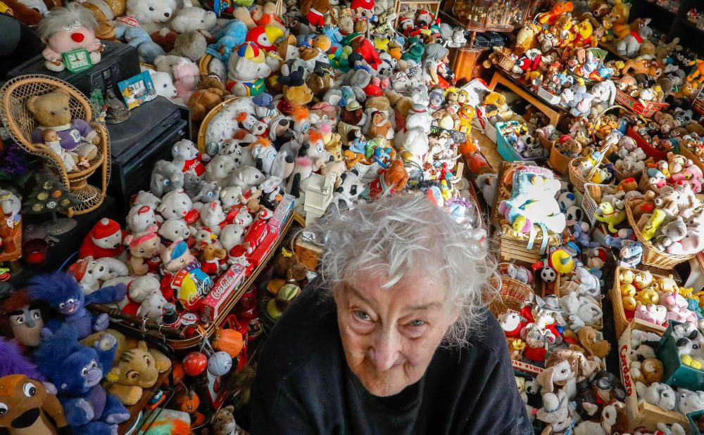 La belga Catherine Bloemen, de 86 años, posa con su colección de juguetes y peluches, que consta de más de 20.000 artículos que ha coleccionado a lo largo de 65 años.