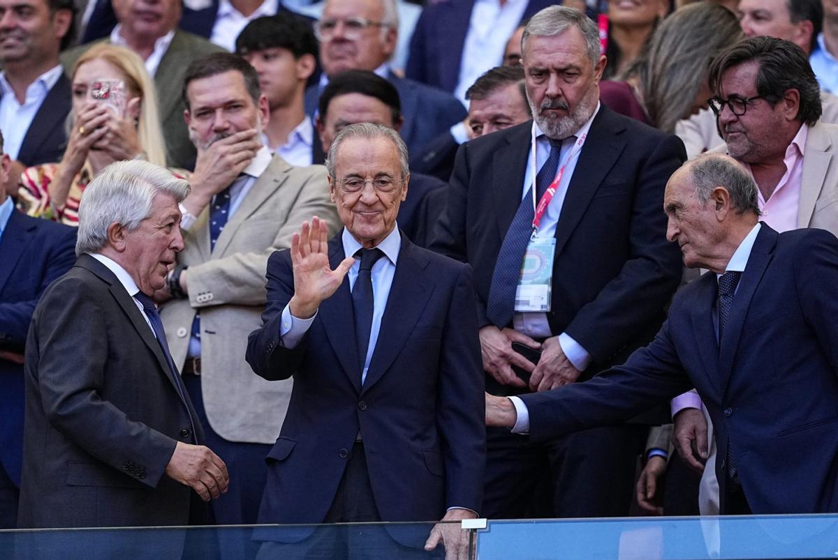 Xiulen la gespa i assenyalen la llotja