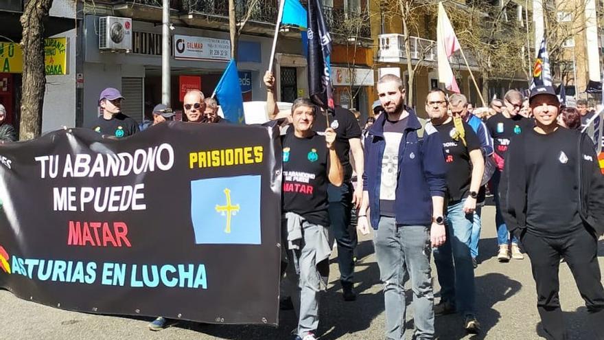 Medio centenar de funcionarios de la cárcel de Asturias se manifiesta en Madrid por la equiparación salarial