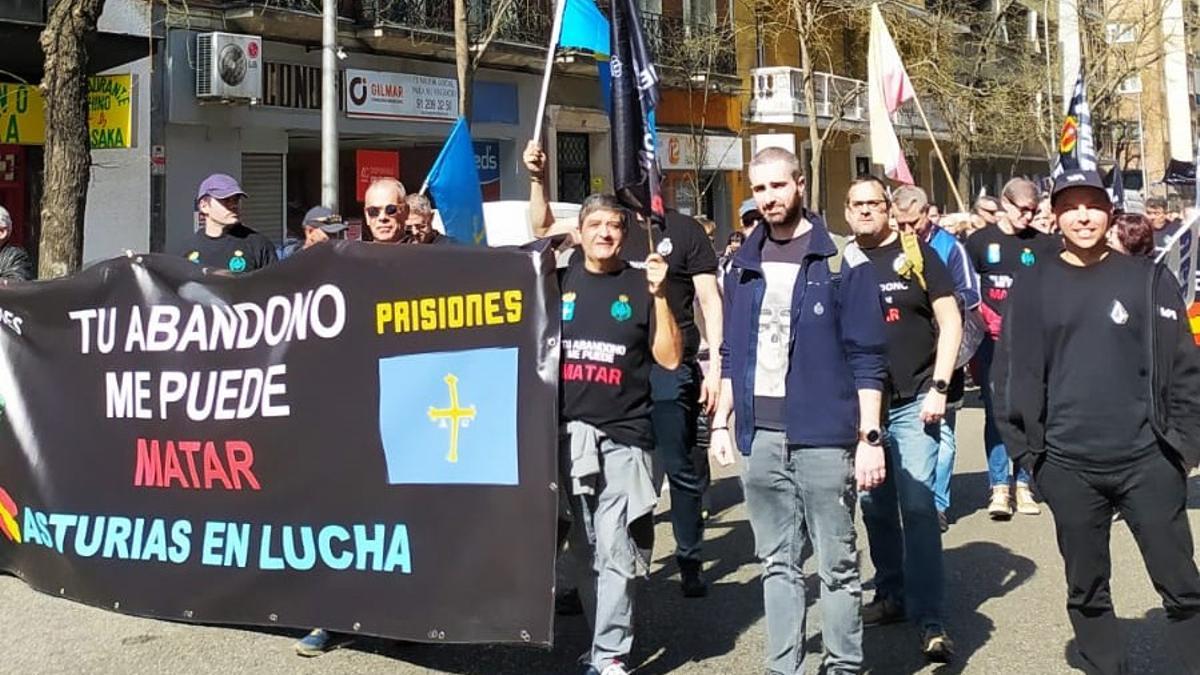Funcionarios de la cárcel asturiana durante la protesta en Madrid.