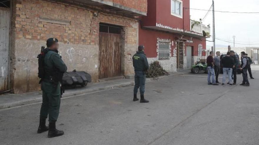 Despliegue de agentes de la Guardia Civil en una calle del barrio de la Troneta, ayer.