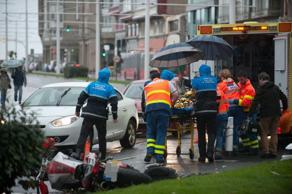 Herido grave un motorista en una salida de vía en el paseo marítimo