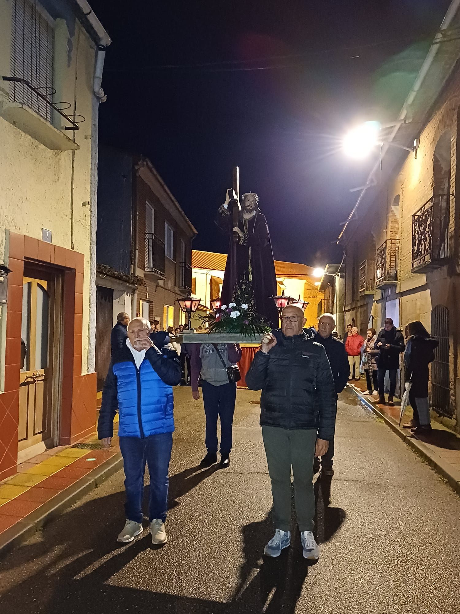 GALERÍA | Jesús Nazareno y la Virgen de los Dolores procesionan en Villaescusa