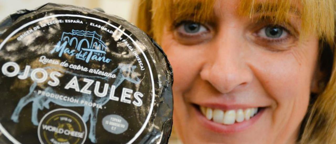 María del Pilar Garí con su queso “Ojos Azules”.