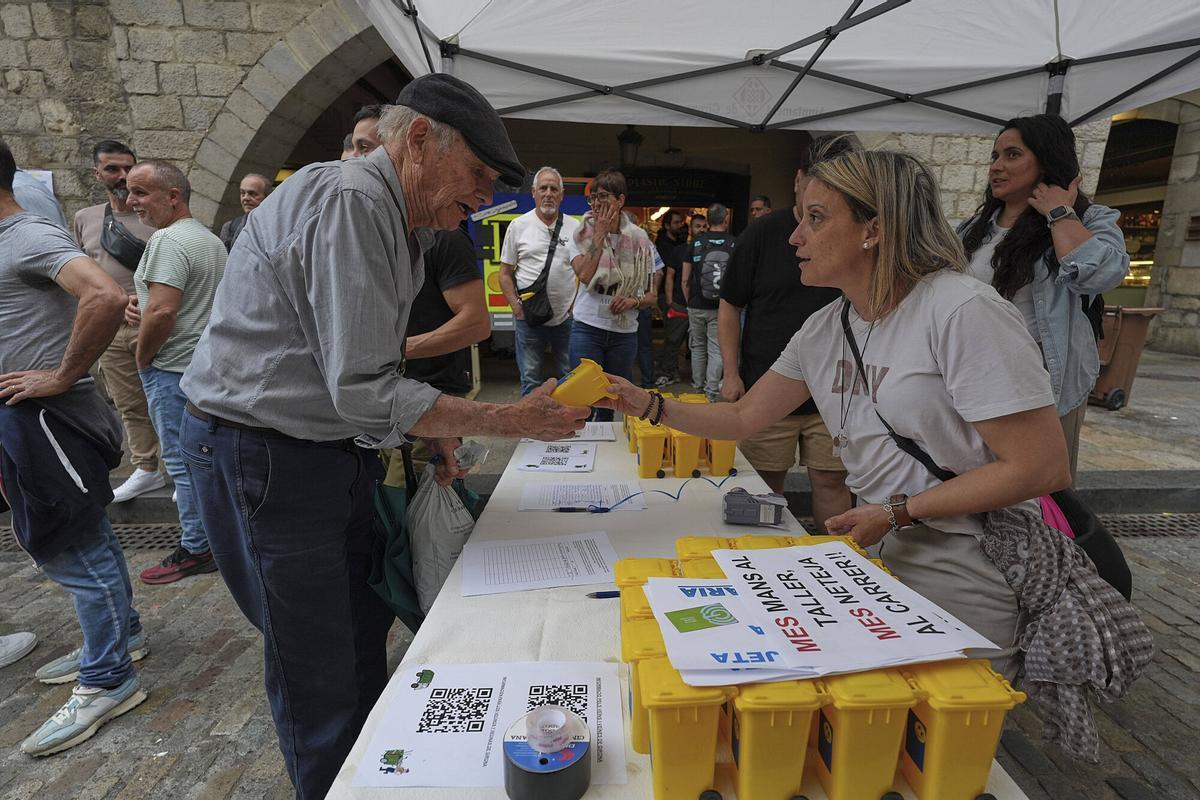 Girona plaça del Vi protesten els treballadors de Girona+Neta