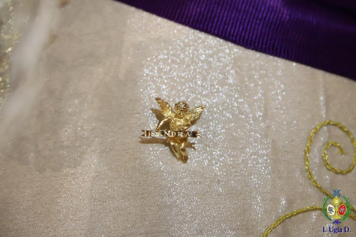 Broche en homenaje a la joven Sandra Peña, que se quitó la vida víctima de acoso escolar.