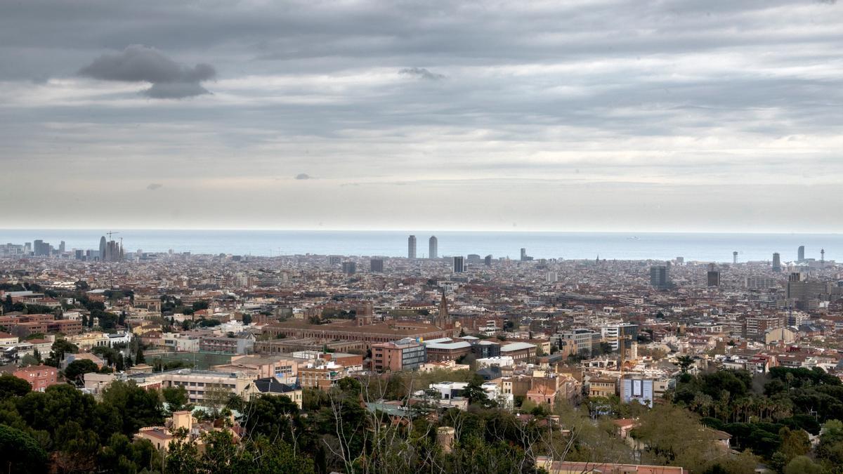 Imagen de la ciudad de Barcelona desde el Tibidabo amenazada por las nubes, en marzo del año pasado.