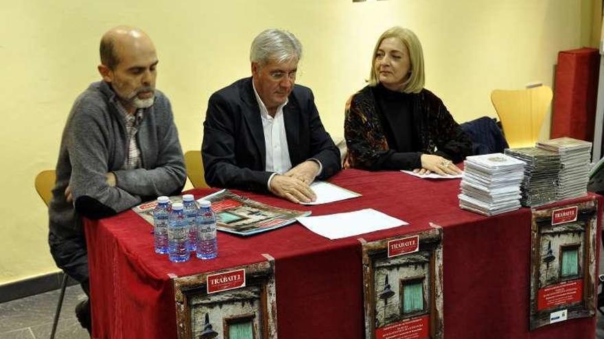 Xosé Miguel Suárez, Fernando Padilla y Victoria Zarcero, edil de El Franco, durante la presentación.