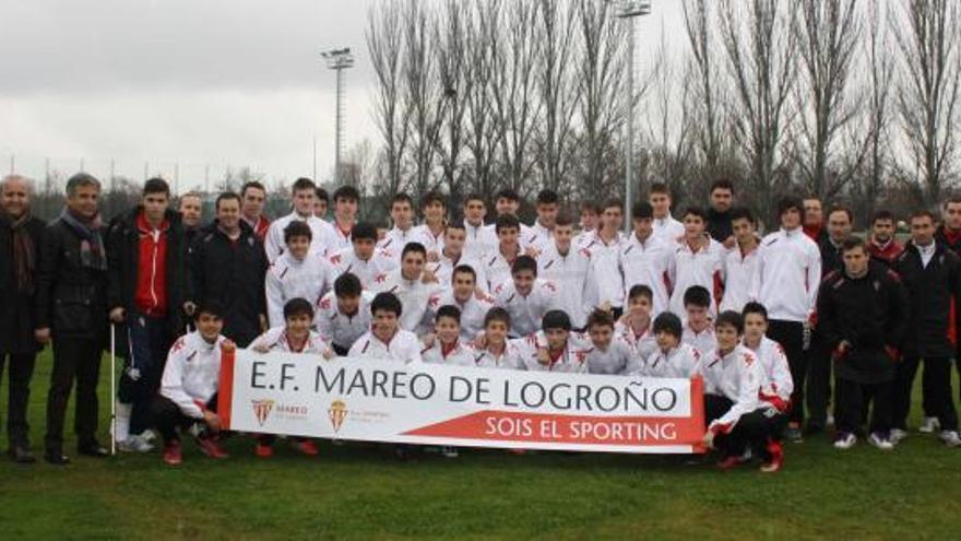 La Escuela Mareo de Logroño, ayer, junto a los representantes del Sporting.| r. s. g.
