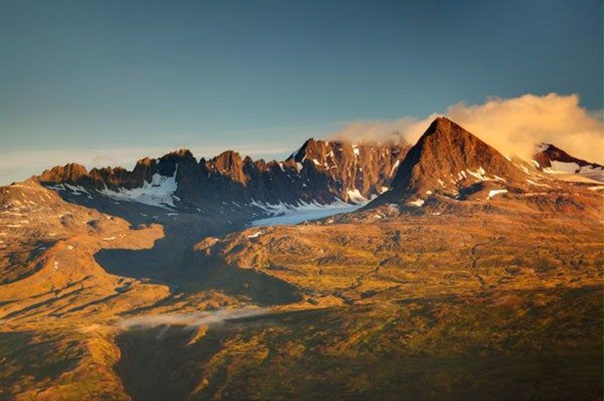 El Paso Thompson trasncurre por las montañas Chugach y se encuentra a 855 metros de altura.