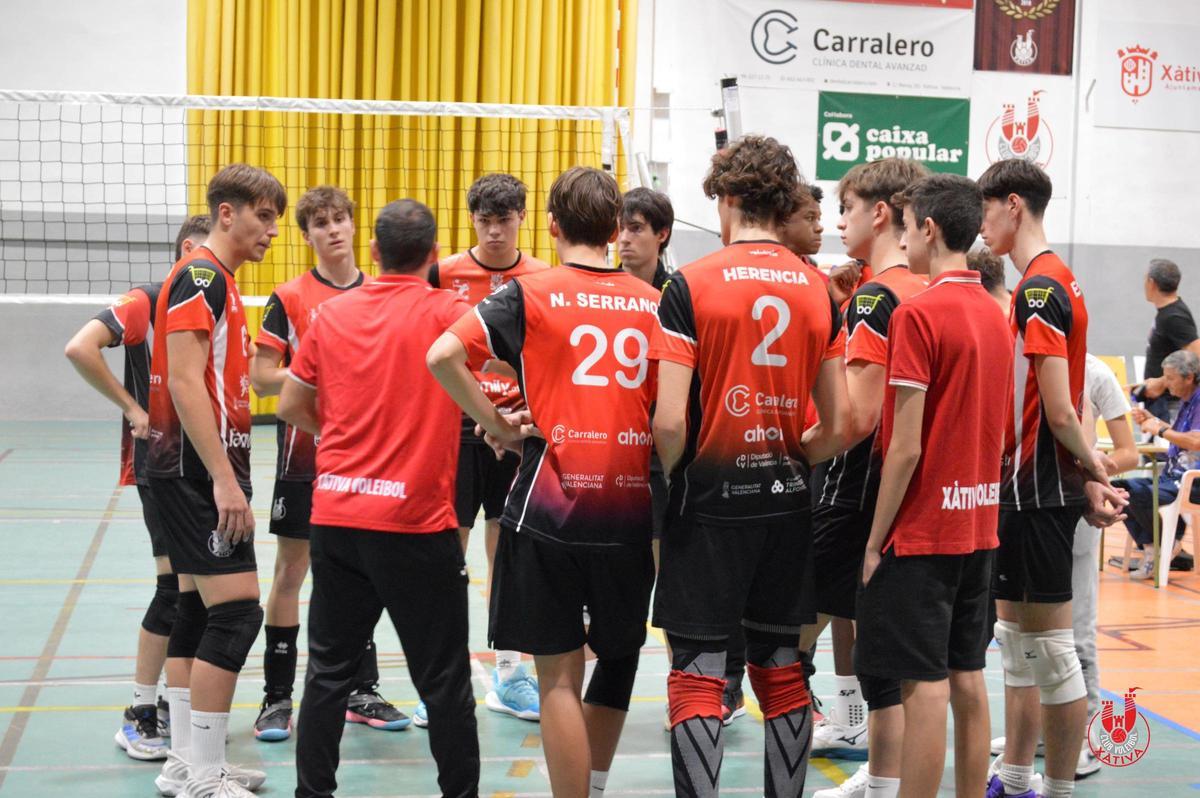 El equipor junior masculino del Xàtiva Voleibol en un partido.