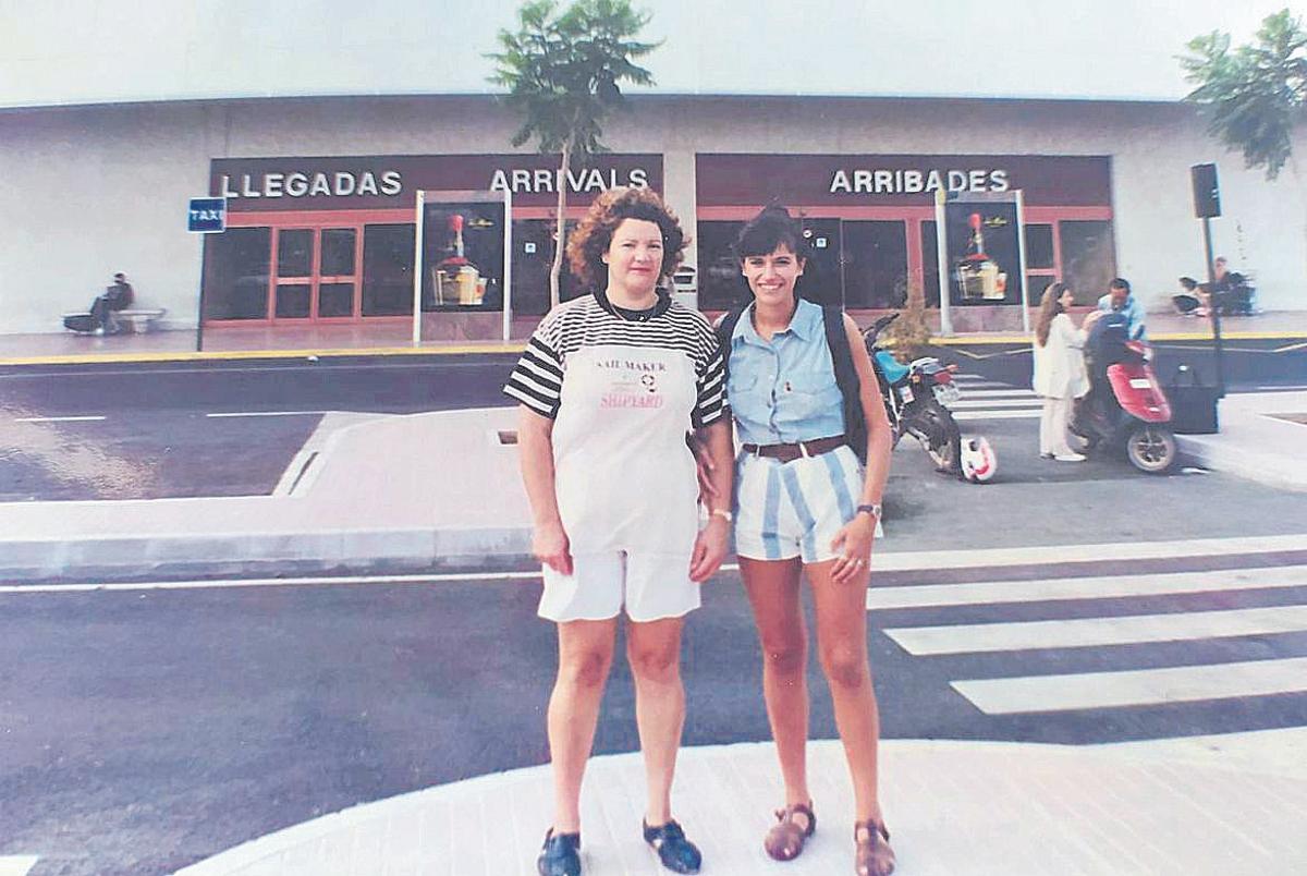 María Victoria con su cuñada en el 81 en el aeropuerto de Ibiza.