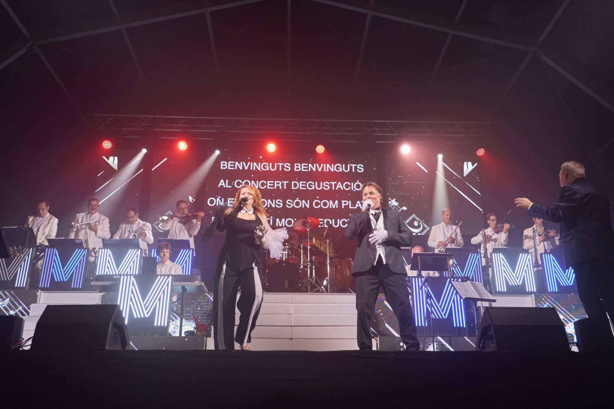 Ball amb  l'orquestra Malavella a l'embalat de la plaça Miquel de Palol