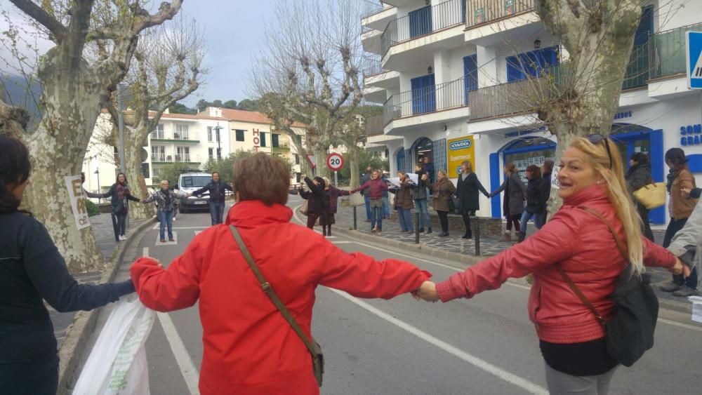 Cadaqués ajorna la tala dels plataners