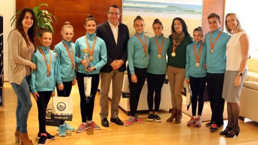 El alcalde recibe a  las campeonas de Gimnasia Rítmica