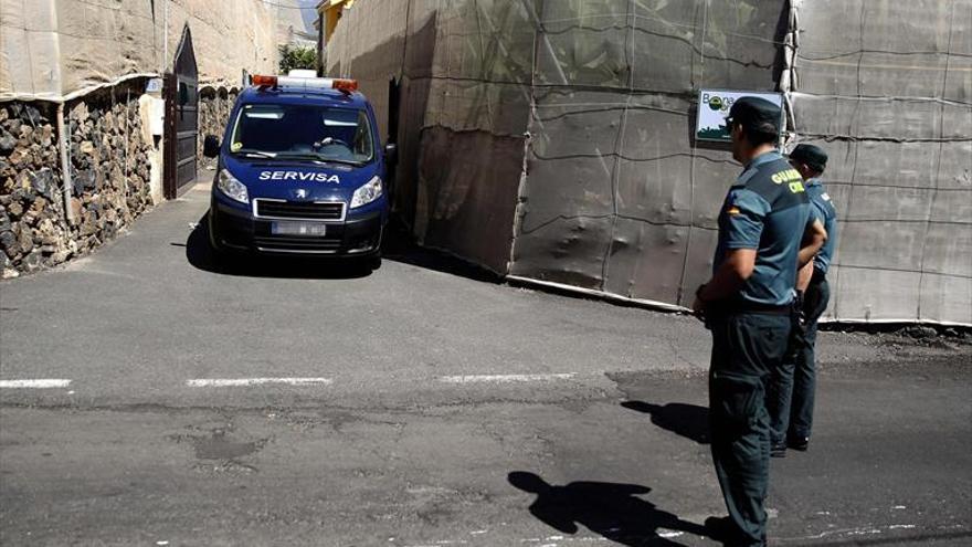 Un joven asesina a puñaladas a sus padres y a su abuelo