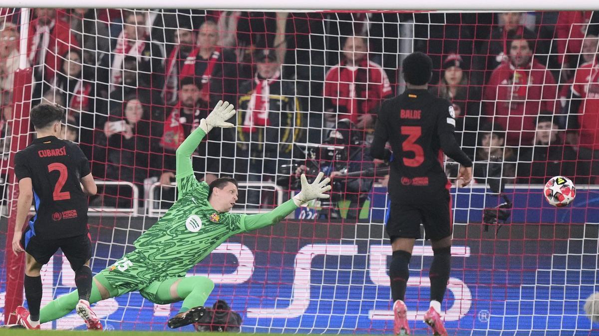 Pavlidis marca el 1-0 del Benfica ante Cubarsí y Balde en la primera parte del duelo contra el Barça en el estadio Da Luz.