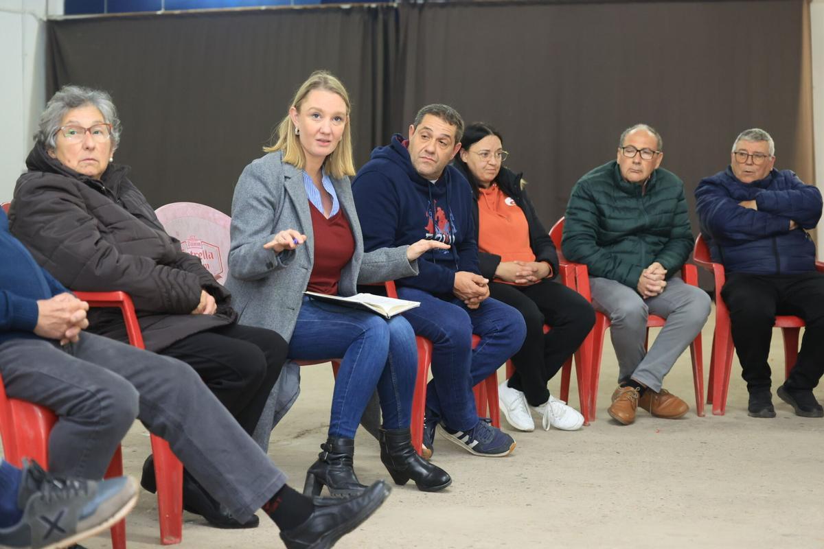 Reunión en la sede de la asociación de vecinos El Roser de Vila-real