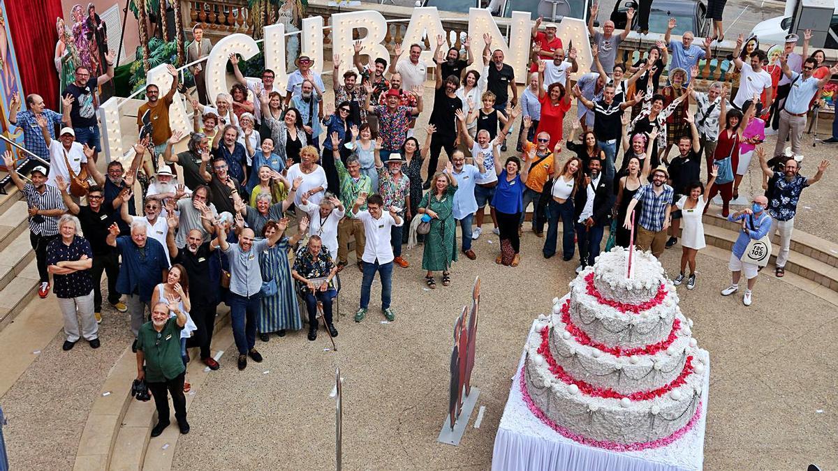 Fotografia de grup de molts dels qui han format part de la història de La Cubana | GEMMA SÁNCHEZ/ACN