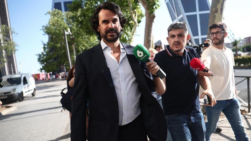 La pareja de Ayuso afirma ante el juez que remitió a Miguel Ángel Rodríguez una foto de dos periodistas que le envió su vecino del quinto
