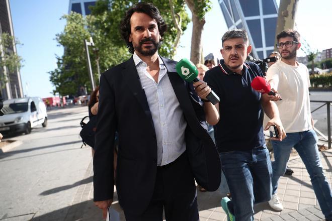 La pareja de Ayuso afirma ante el juez remitió a Miguel Ángel Rodríguez una foto de dos periodistas que le envió su vecino del quinto