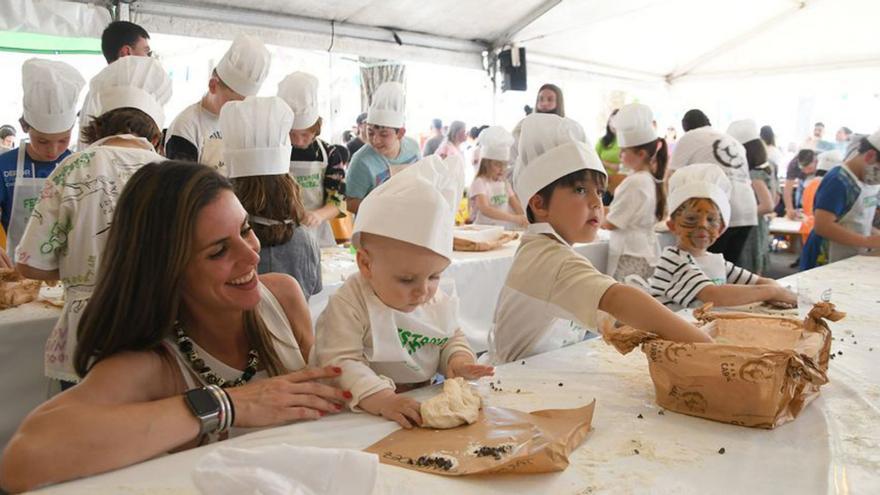 Carral despide la Festa do Pan con talleres infantiles, espectáculos y cerca de 8.000 bocadillos vendidos