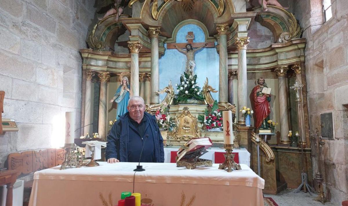 El sacerdote observa la colección de radios.   | // GONZALO NÚÑEZ 