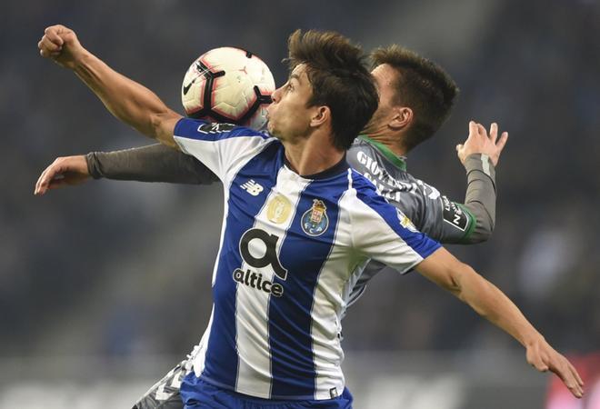 Oliver Torres (I) en acción ante Nuno Valente durante el partido de la Liga de Portugal de fútbol entre el Porto y el Vitoria Setubal en el Estadio Dragao en Porto