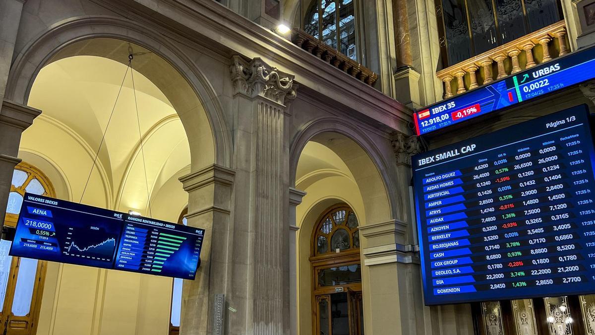 El IBEX cae ya más del 1 % y pierde los 13.200 puntos, penalizado por CaixaBank y Redeia