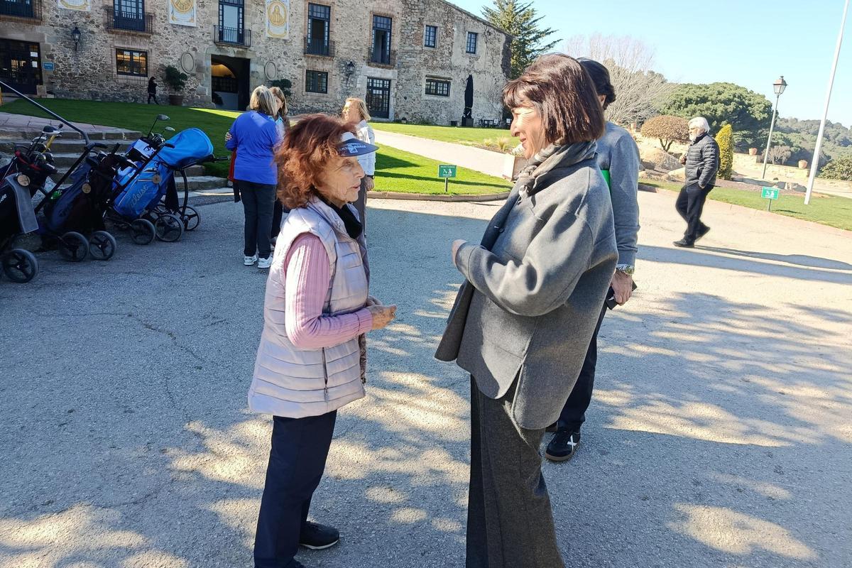 Sabaté atiende a una socia del club durante la entrevista. Siempre tiene la puerta abierta a recibir comentarios de sus socios