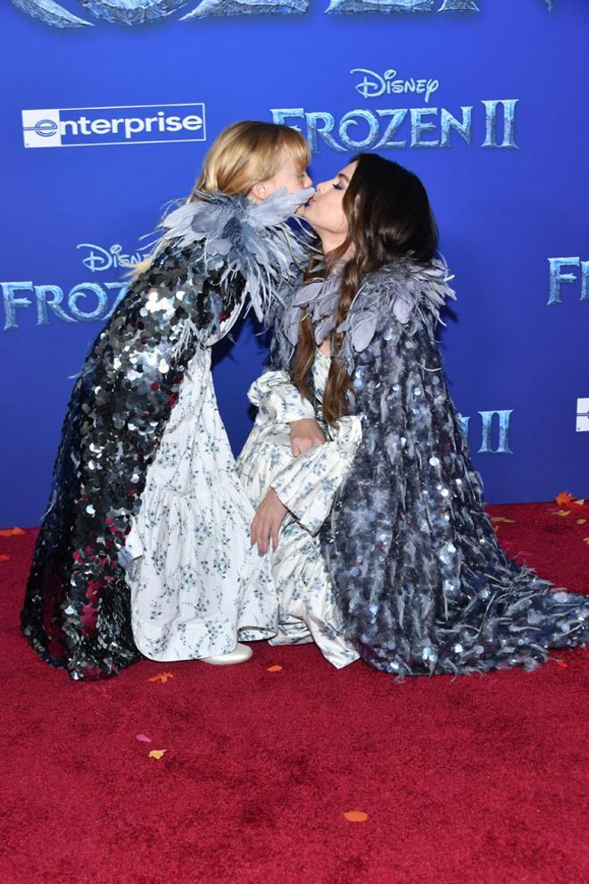 Selena Gomez y su hermana pequeña con looks de Marc Jacobs en el estreno de 'Frozen 2'