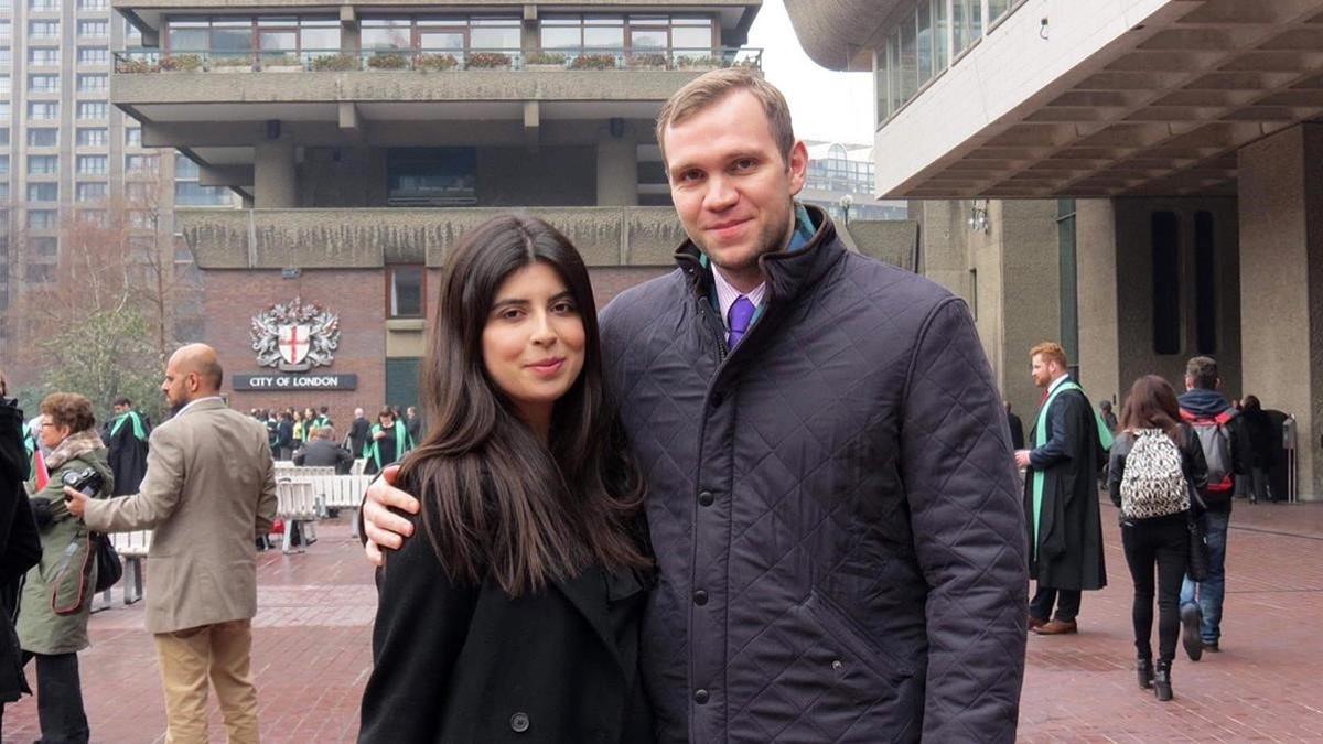 Fotografía difundida por la familia de Matthew Hedges, al que se ve junto a su pareja.