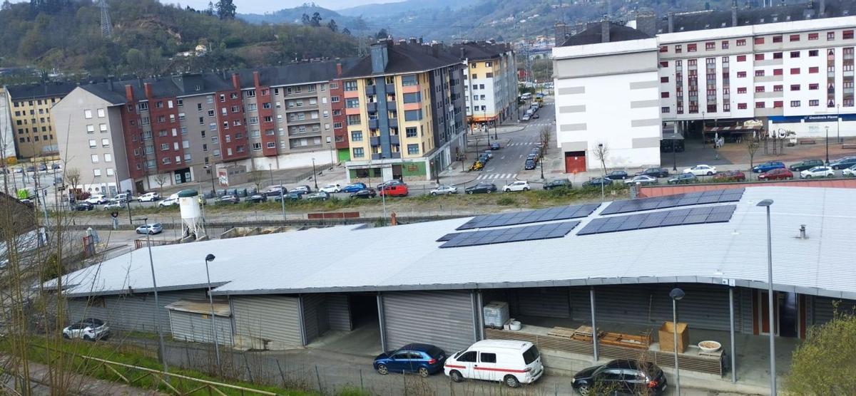 En primer plano, los paneles instalados en la techumbre de la nave municipal. | M. Á. G