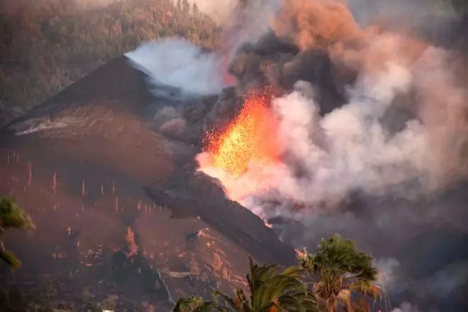 La erupción del volcán de La Palma continúa y la lava sigue entrando al océano