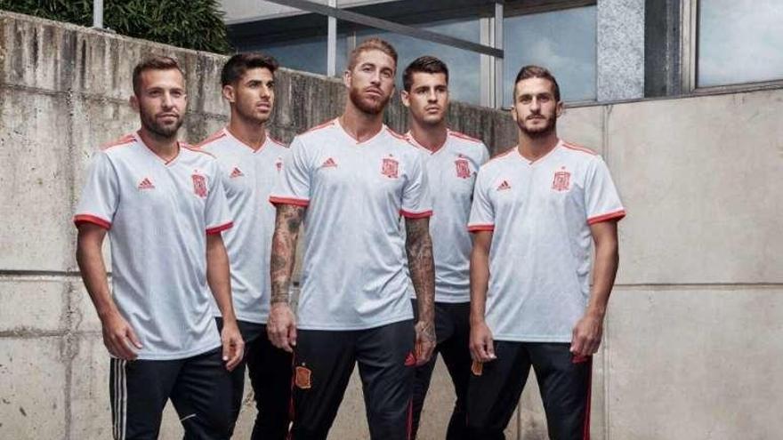 Alba, Asensio, Ramos, Morata y Coque, con la nueva equipación. // Adidas