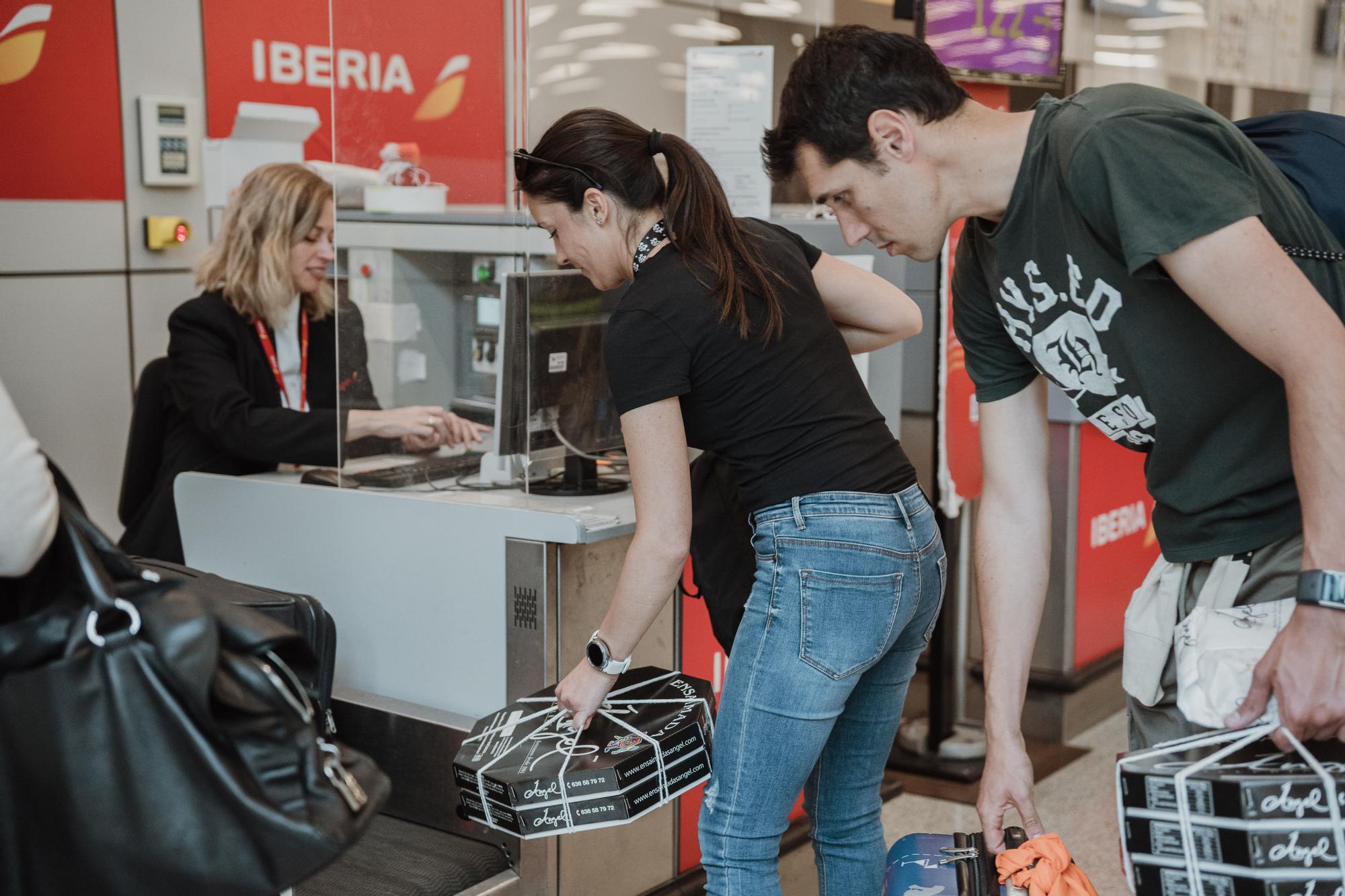 Indignación entre los pasajeros del aeropuerto de Palma: «No vamos a pagar por llevar ensaimadas, si hace falta las tiramos»