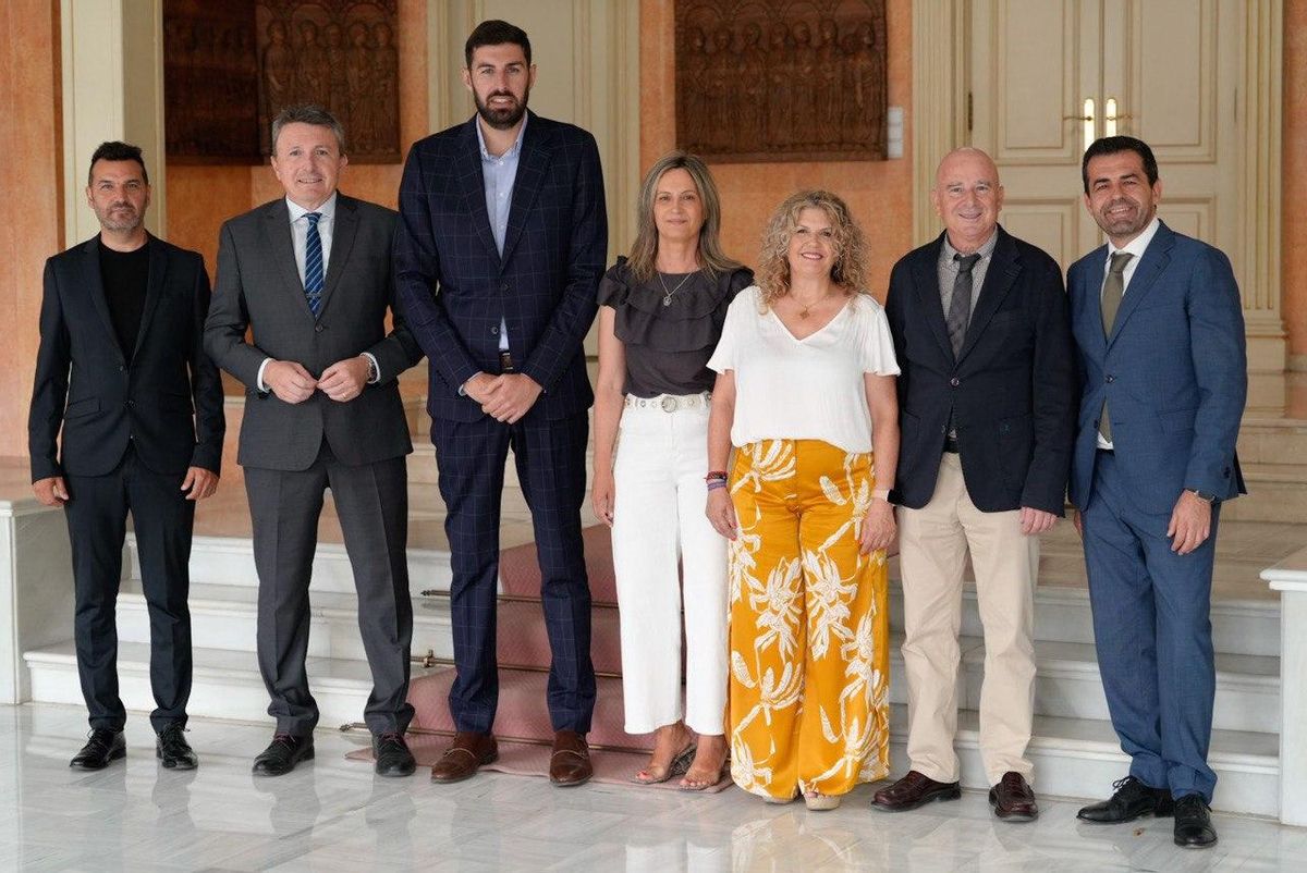 Diputados de Vox posaron en la Asamblea con concejales de su partido de Las Torres de Cotillas.